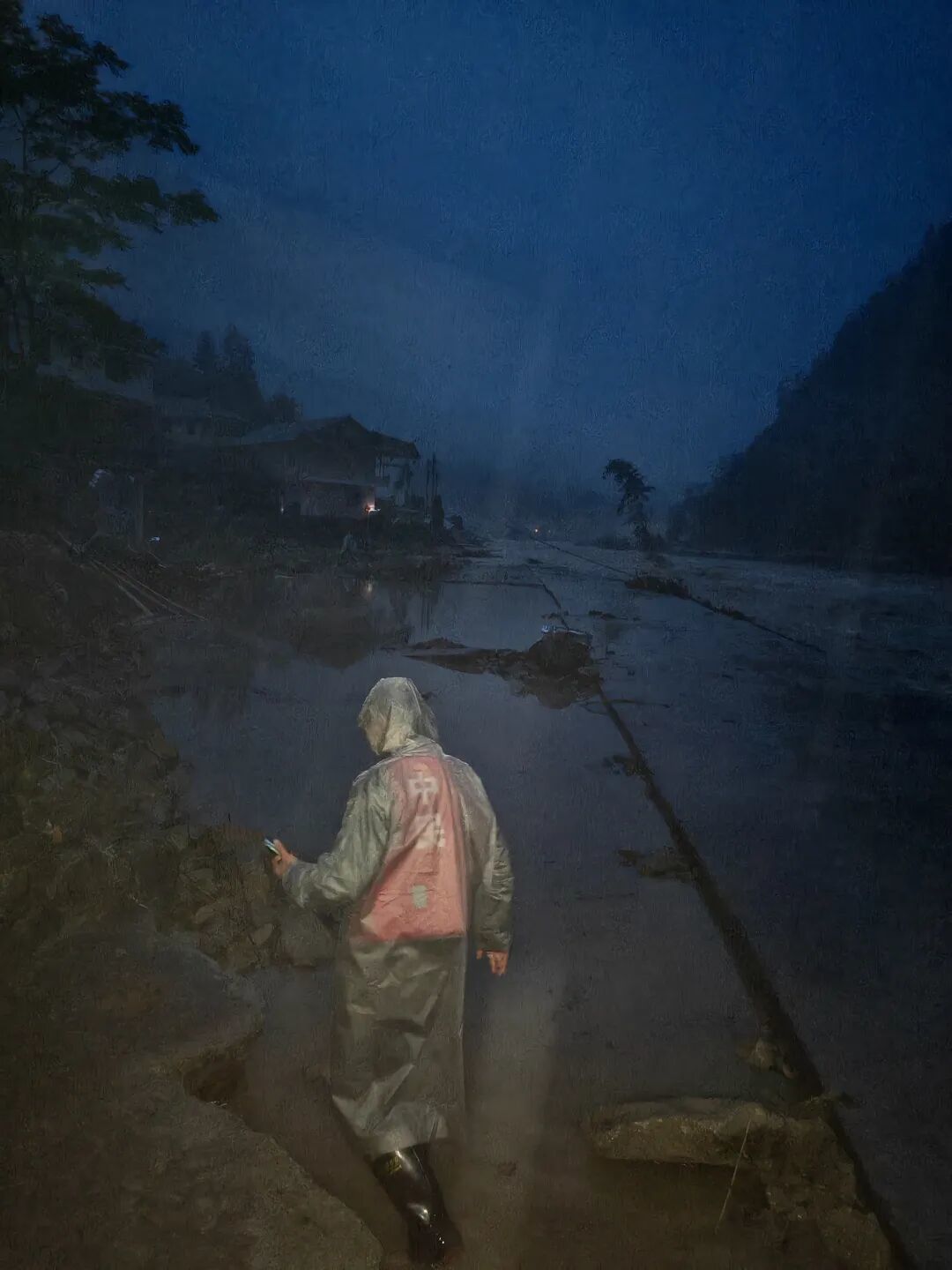 极目新闻记者摸黑向白水河村行进
