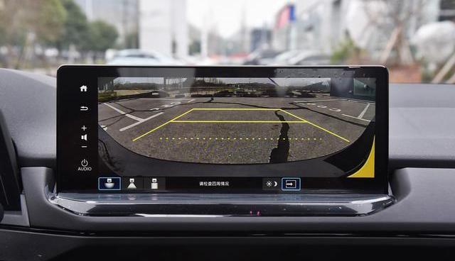 预算13万不看网红车，我提了英仕派，这才叫B级车底盘！-有驾