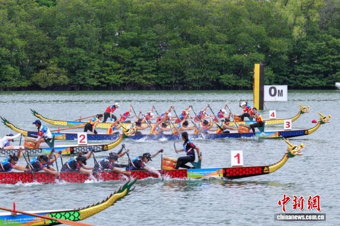 4月24日,第六届亚洲沙滩运动会龙舟女子100米直道赛决赛在海南三亚举行。图为决赛队伍在比赛中。中新网记者 骆云飞 摄