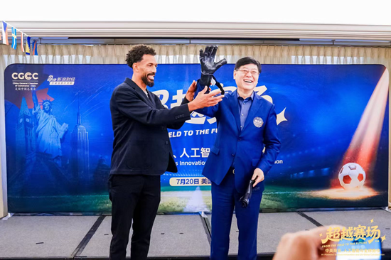 联想杨元庆与佛得角门将沃齐尼亚同框 现场互赠礼物