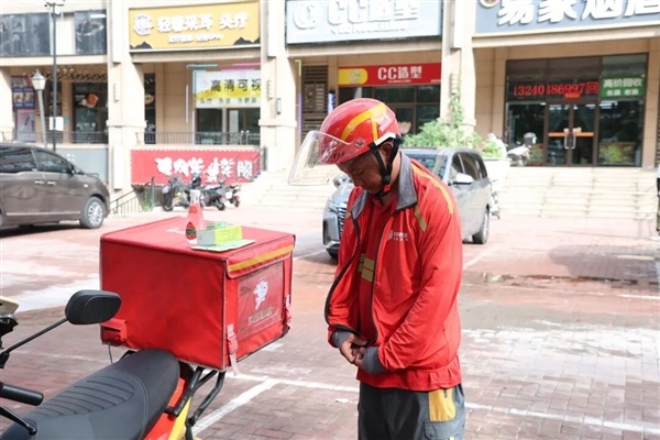 京东砸上亿元帮一线外卖小哥渡过酷暑：免费冰饮、全套防暑物资