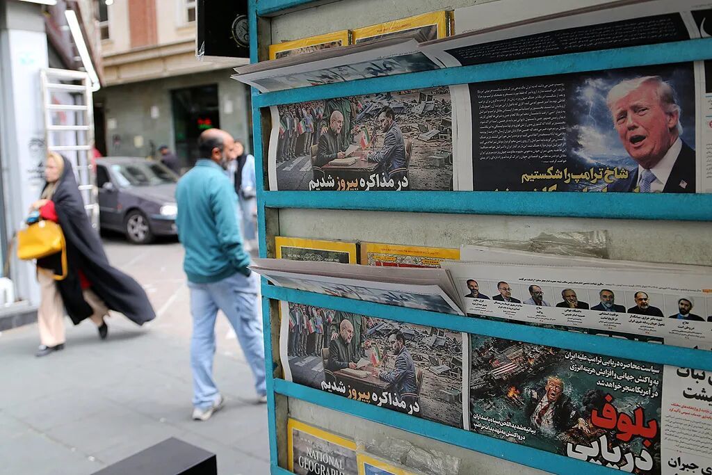 当地时刻2026年4月13日，伊朗德黑兰的一处阅报栏。图/视觉中国