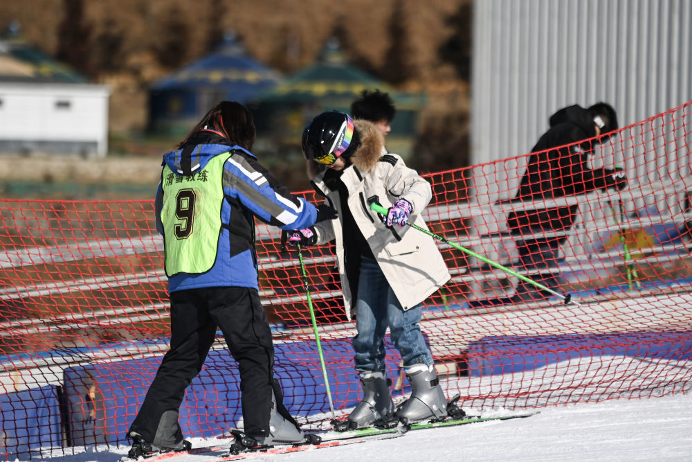 游客在广西桂林市全州县天湖滑雪场学滑雪↑