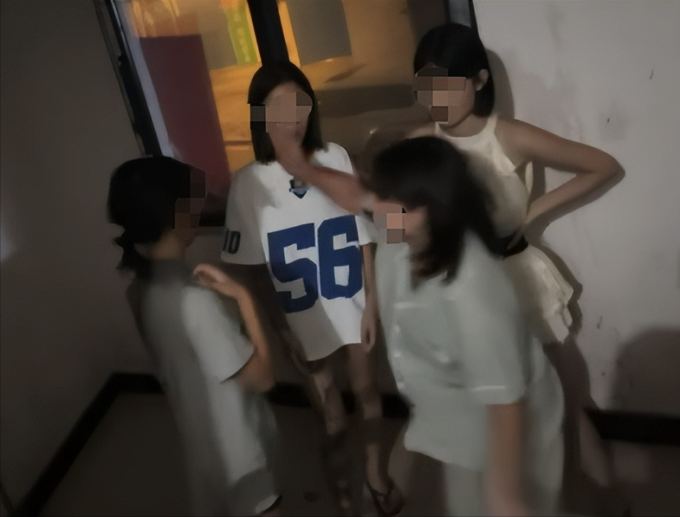重庆一初中女生在楼道里遭殴打，5人被拘_https://www.izongheng.net_快讯_第2张