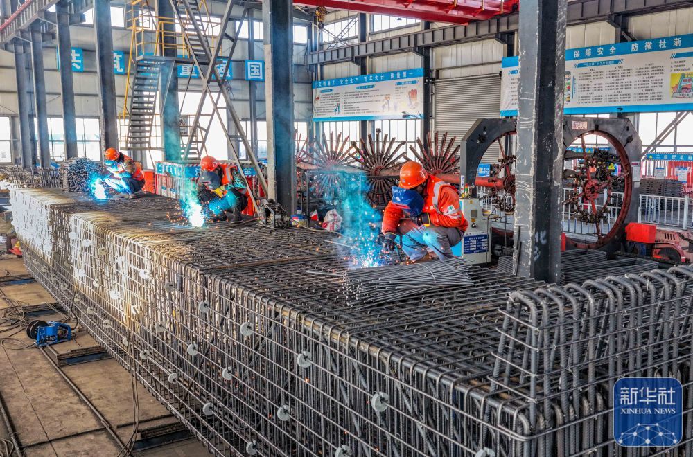 ↑ 1月2日,工人在位于江苏省兴化经济开发区的中建七局宁盐高速泰州1标段钢筋加工场进行焊接作业(无人机照片)。新华社发(周社根摄)