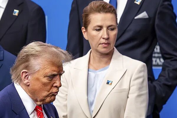 特朗普在北约峰会期间从丹麦首相弗雷泽里克森面前走过 视觉中国