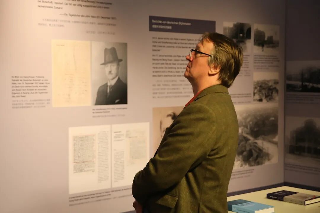 2025年9月29日,在德国柏林中国文化中心,参观者在南京大屠杀主题展览上参观/新华社记者 杜哲宇 摄