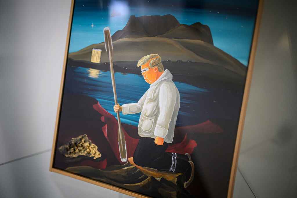 当地时间2025年3月30日,格陵兰努克,格陵兰艺术家Kristian “Keto” Christiansen展出名为《特朗普》的艺术作品。作品描绘了美国总统特朗普身穿格陵兰传统雪地服饰,戴着格陵兰雪镜,手持皮划艇桨挖掘矿物的形象。视觉中国 图