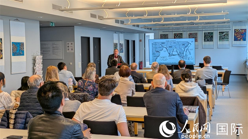 图为哈维&middot;佐丁在活动上介绍他的新书。人民网记者 刘仲华摄