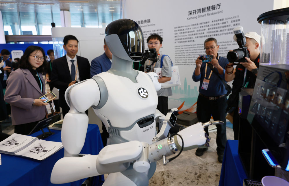 9月5日，参观者在智平方展台观看爱宝（AlphaBot）机器人制作咖啡。新华社记者 高静 摄