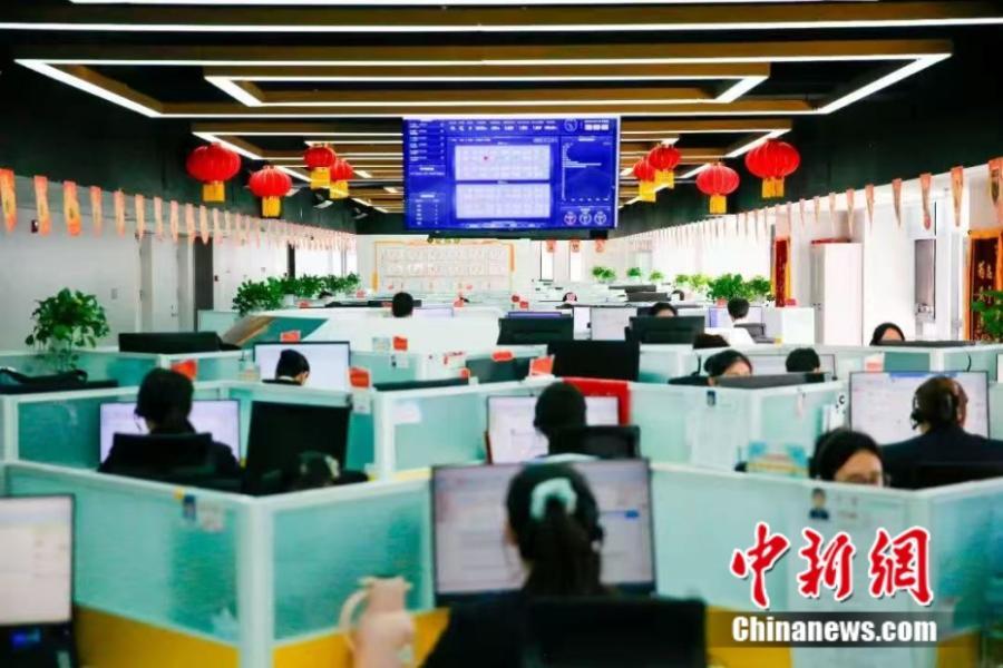 图为12306客服中心办公大厅。来源：受访者供图