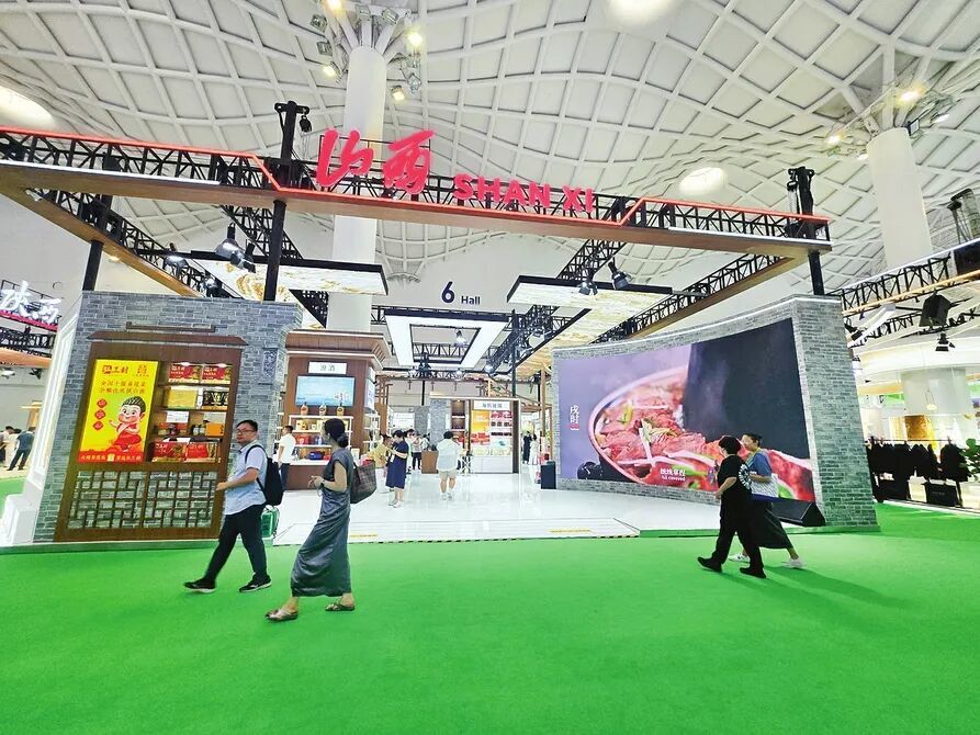 消博会开展首日，山西展厅东说念主来东说念主往。山西日报记者任志霞摄