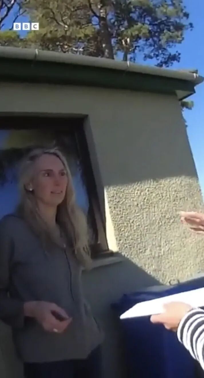 ·2025年,金斯利在家中接收法院传票。(英国广播公司视频截图)