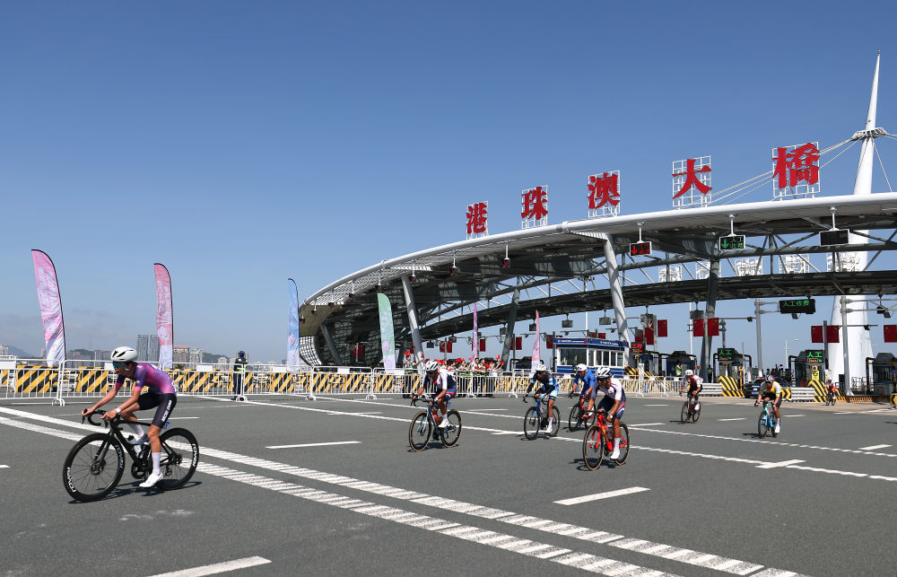 2025年11月8日,第十五届全国运动会公路自行车男子个人赛决赛开赛,全程231.8公里,选手经过港珠澳大桥,跨越粤港澳三地。这是全运会历史上首次举办跨境比赛。新华社记者 毛思倩 摄