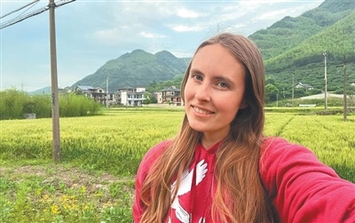 短视频创作者阳离子在浙江杭州市余杭区百丈镇乡村自拍。美国籍短视频创作者 凯瑟琳（阳离子）摄