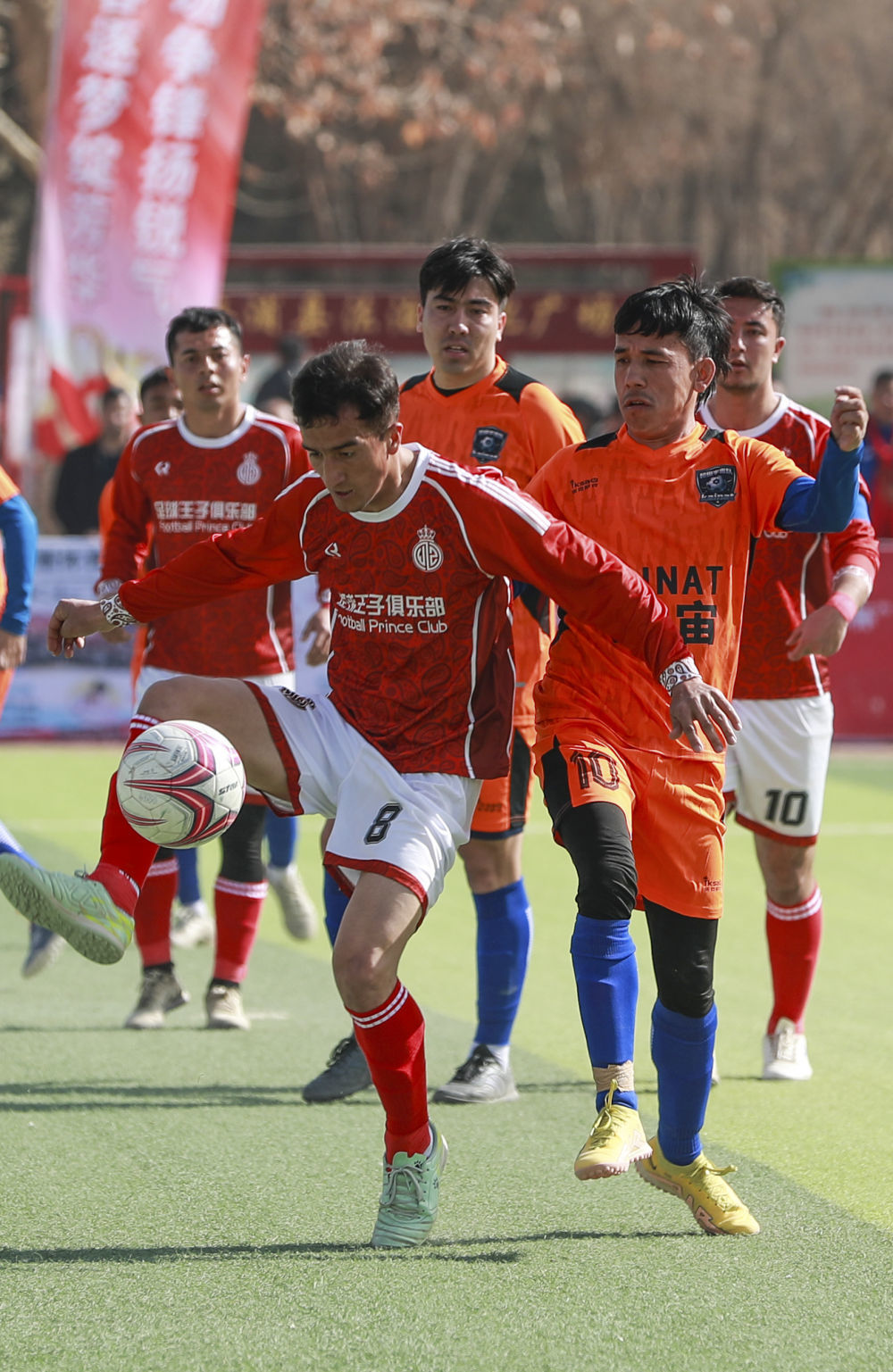 2月19日，在新疆洛浦县2026年“石榴籽&middot;昆冈杯”新春足球友谊赛上，参赛选手正在比赛中。新华社发（买买提艾力&middot;艾尼瓦尔 摄）