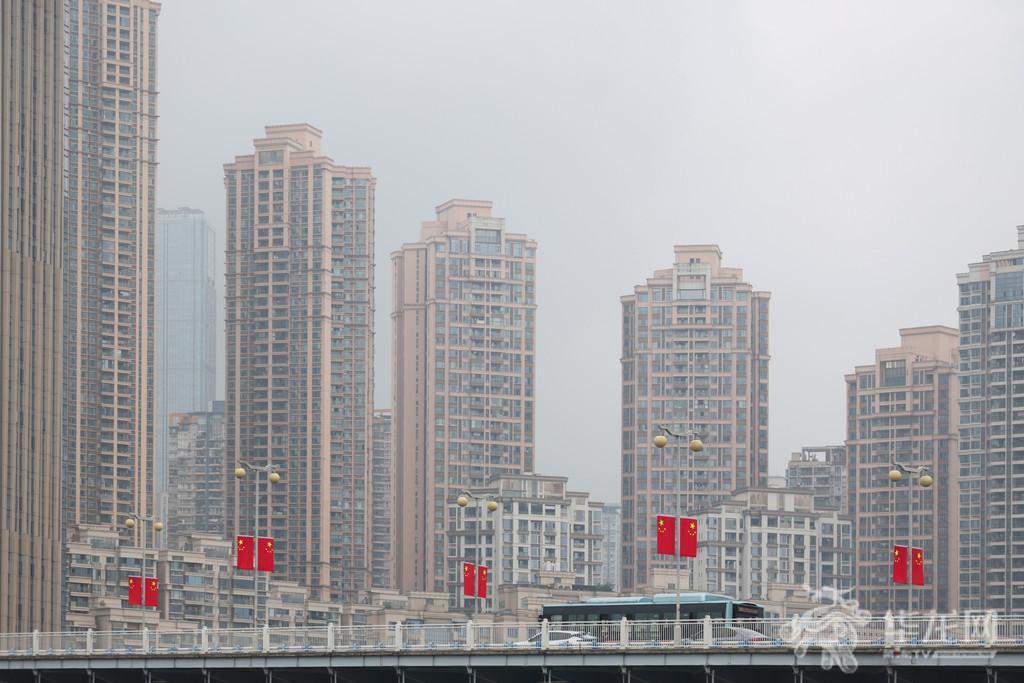 05——嘉陵江大桥,五星红旗的“中国红”十分耀眼。