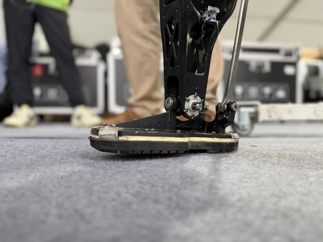 专为人形机器人设计的"鞋"。孙冰 摄