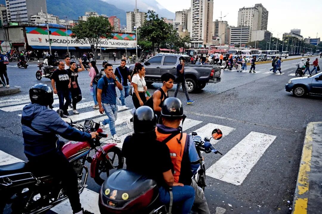 1月12日,委内瑞拉加拉加斯街头的民众。本文图/IC