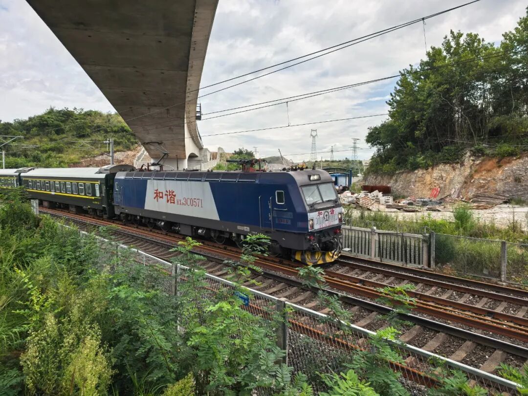 5.黄桶村1号大桥下,沪昆铁路列车呼啸而过(梁力升摄).jpg