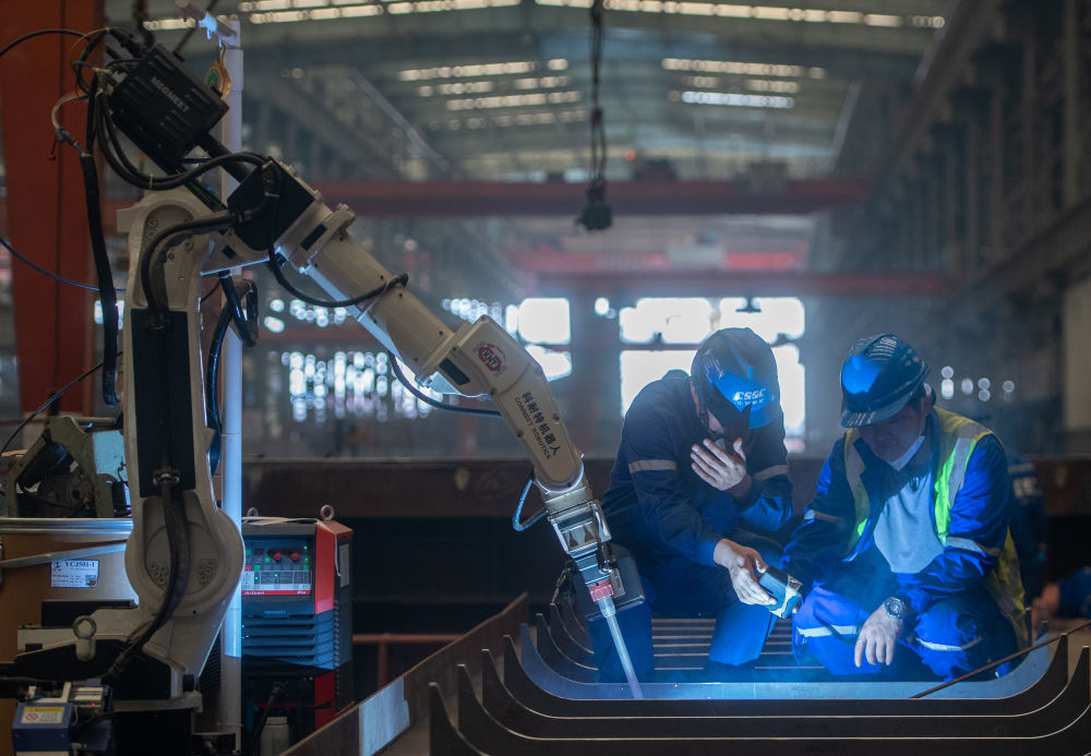 2024年5月16日，在湖北省武汉市武昌造船生产车间，工作人员在查看焊接机器人焊接的焊缝成型。近年来，武昌船舶重工集团有限公司围绕新型公务船、高端海工船、中小型绿色智能油化船和支线集装箱船等主建船型，积极推进数字化转型与智能制造，助力航运高质量发展。