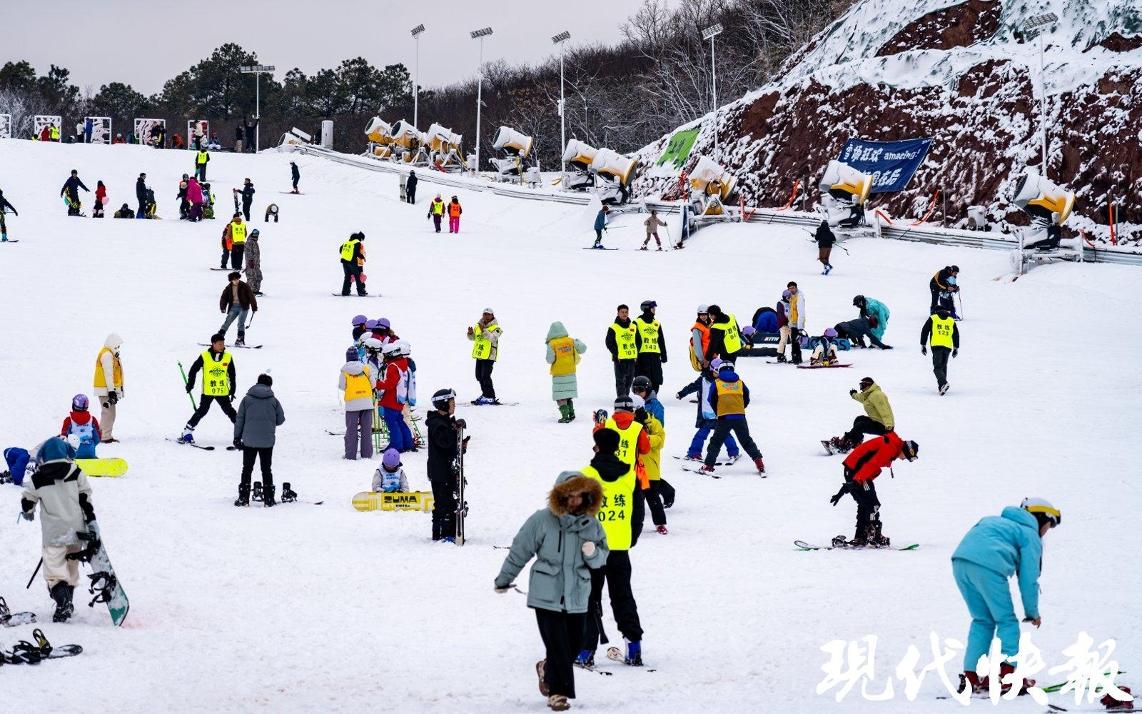 句容宝华山滑雪场