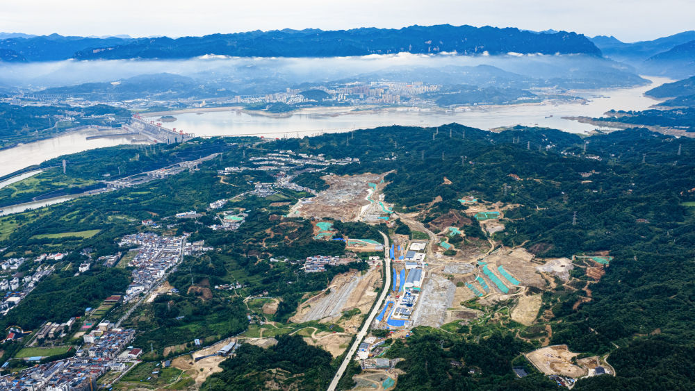 6月8日拍摄的三峡水运新通道工程三峡枢纽新通道施工现场。新华社记者肖艺九 摄