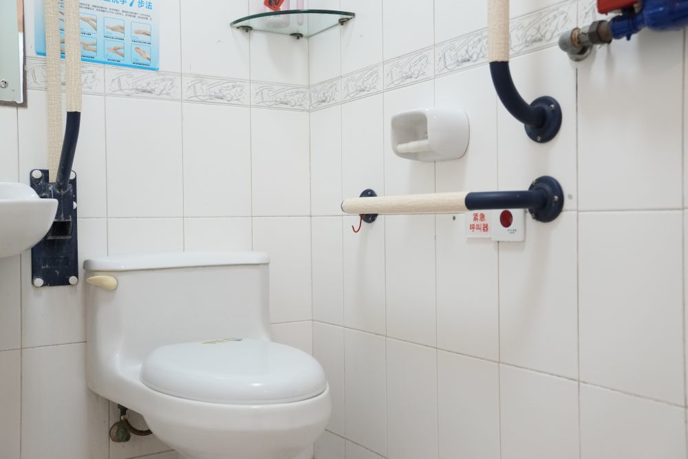 2月10日拍摄的银龄老年公寓适老化改造后洗手间。