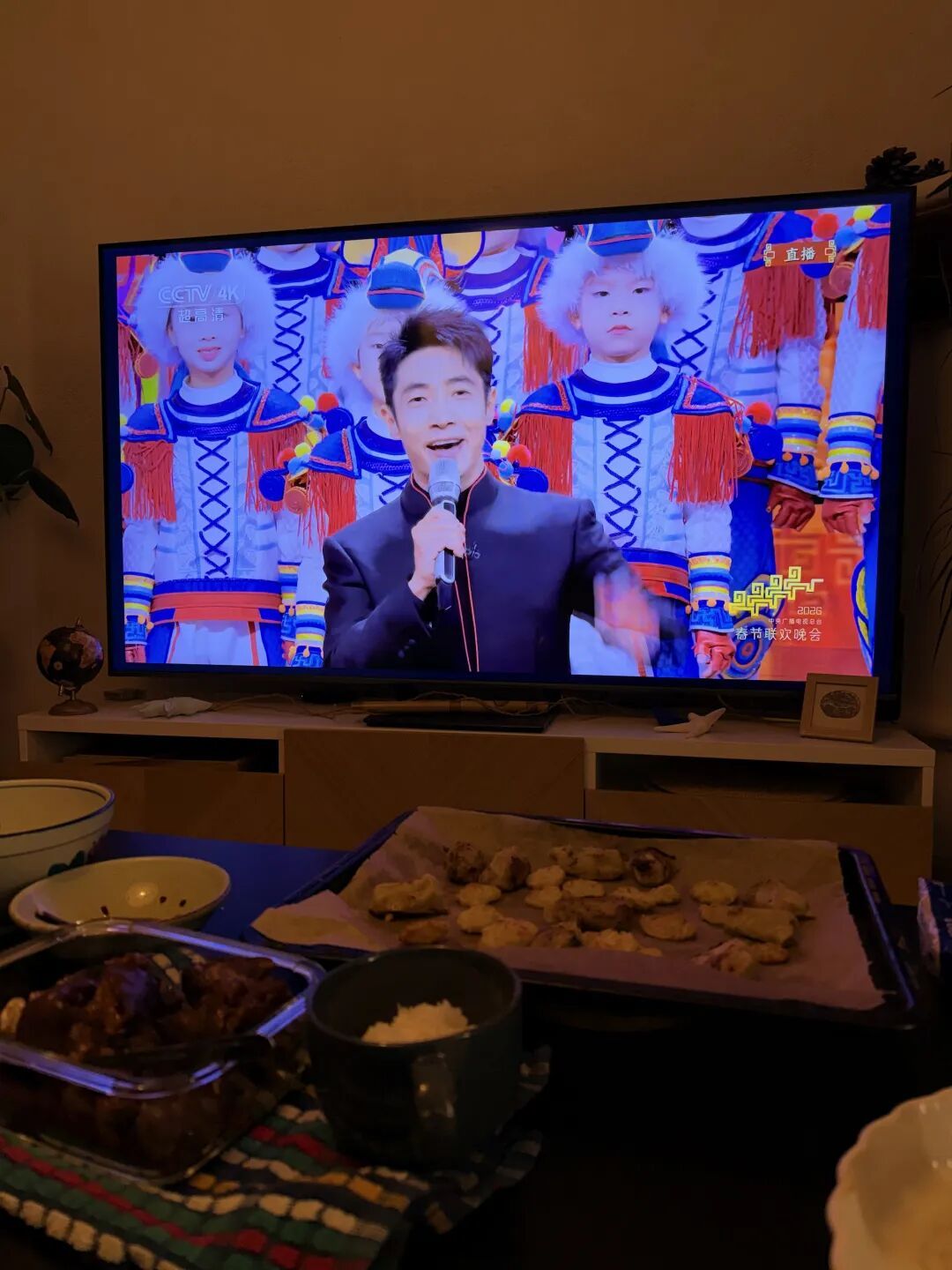 即便在异国他乡,Horan还是在当地晚上打开了春晚,和朋友吃了一餐有时差的年夜饭。(图/受访者提供)