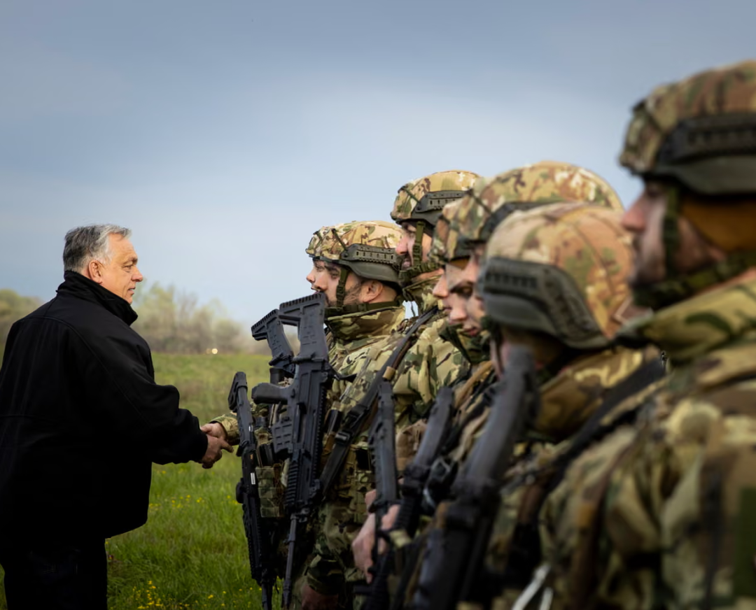 ·欧尔班视察保护天然气管道的军事人员。(欧洲新闻图片社)