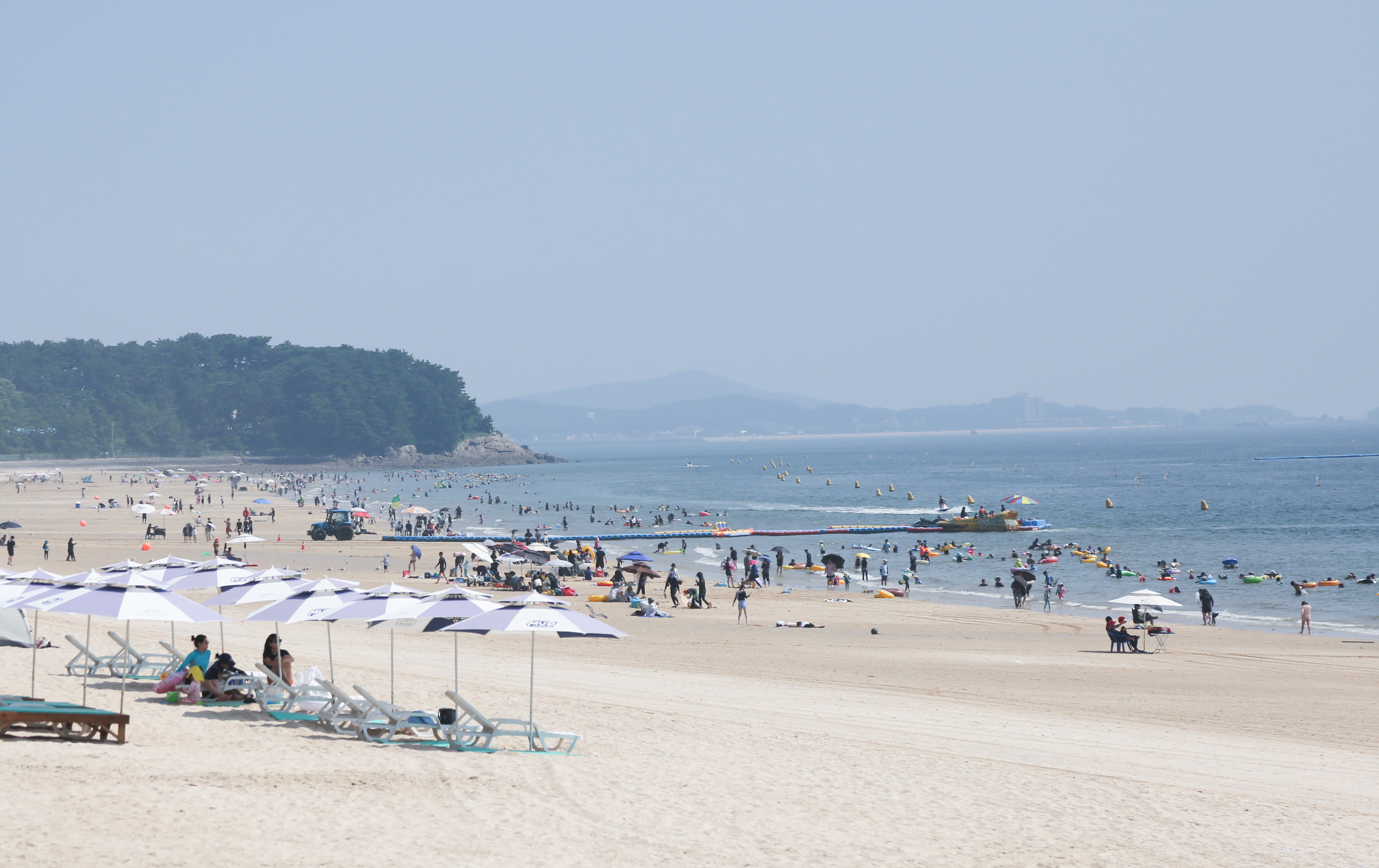 2024年8月9日，游人在韩国保宁市的海水浴场休闲。新华社记者姚琪琳摄
