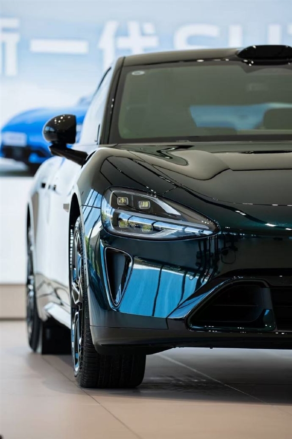 小米汽车第4款绿色来了!新一代SU7靛石绿实拍 雷军:高级而不张扬