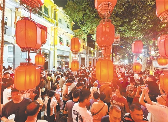 夜晚的长堤历史文化街区,游人如织,热闹非凡。