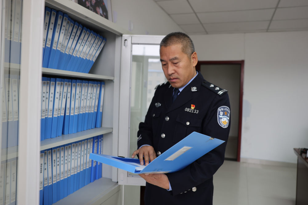 张炳祎在东乌珠穆沁旗公安局整理档案(2023年10月摄)。新华社发