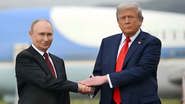 2025年8月15日,阿拉斯加的美军埃尔门多夫-理查森联合基地,美国总统特朗普在停机坪上迎接来访的俄罗斯总统普京 ABC