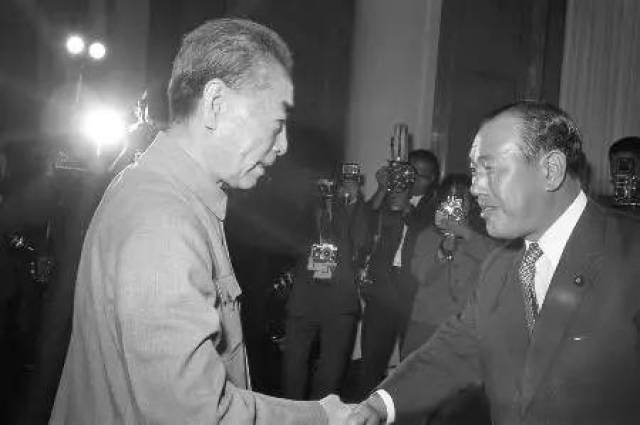 1972年田中角荣访华。当时田中访华推动了中日邦交正常化,日本政府在《中日联合声明》中明确表示“痛感”战争给中国造成损害的责任,并表示“深刻的反省”。