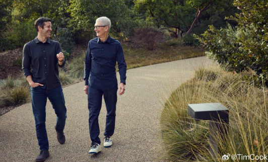 苹果两CEO交接图细节：库克爱穿耐克鞋 特努斯穿乐福鞋求舒适