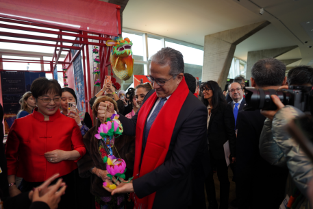 联合国教科文组织总干事哈立德·埃纳尼对秦淮灯彩精湛的制作工艺及其承载的节日文化内涵表示赞赏