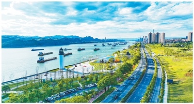 在宜昌,长江岸线与滨江公园自然衔接,形成城市滨江绿廊。付蓓蓓摄
