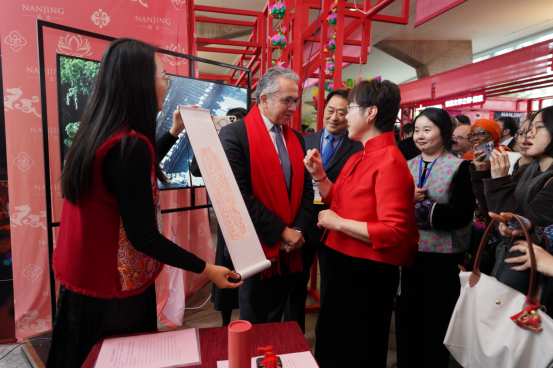 哈立德·埃纳尼总干事体验拓印并接受“福东海”拓片赠礼