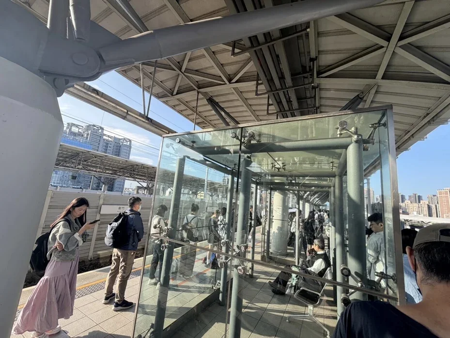 台湾高铁5月25日苗栗路段发生信号异常，导致列车延误。图为旅客在月台等待列车。图源：台湾联合新闻网