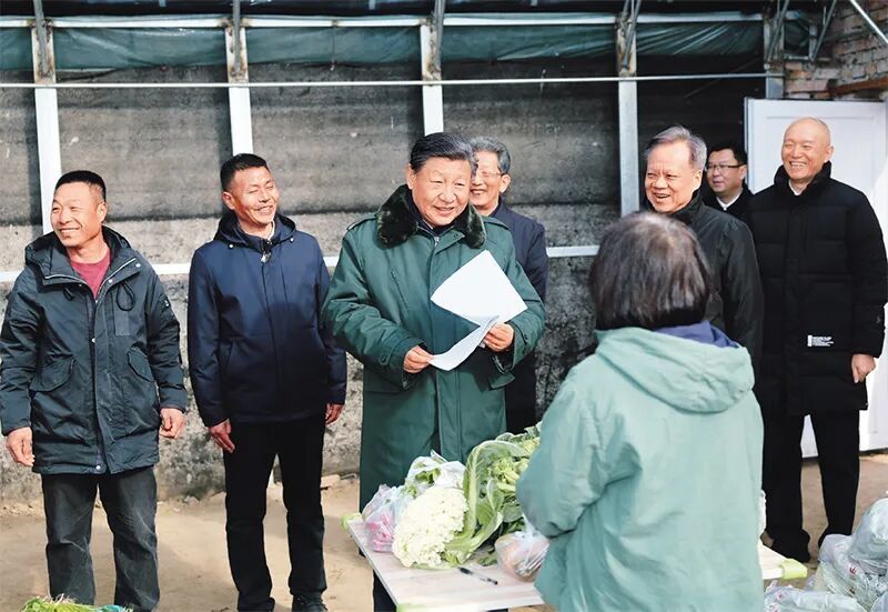 2024年2月1日至2日,中共中央总书记、国家主席、中央军委主席习近平来到天津,看望慰问基层干部群众。这是1日上午,习近平在西青区辛口镇第六埠村实地察看上年洪涝灾害后当地农业生产恢复等情况时,走进大棚同菜农亲切交流。 新华社记者 鞠鹏/摄