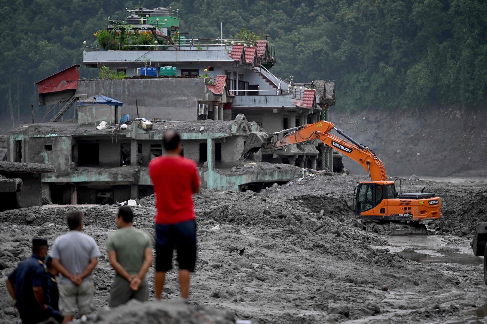 ▲当地时间2026年8月31日，尼泊尔努瓦果德县特里舒利中心，洪水过后的救援工作仍在继续（图据视觉中国）