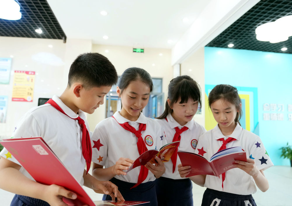 近日，上海市黄浦区卢湾一中心小学“红喇叭”小讲解员们在交流研讨讲解词。新华社记者 刘颖 摄