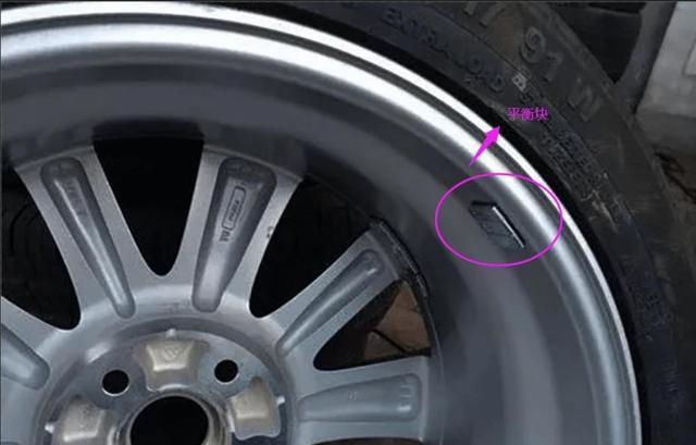 李书福说轿车轻载后刹刹不住，不管轮胎抓地力多好，因为一踩后刹车车身前倾，后轮附着力骤降刹不牢，需要后备箱加百公斤配重才能刹稳-有驾