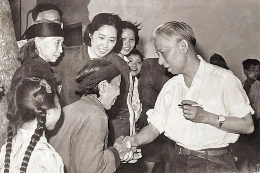 1961年，刘少奇在湖南省宁乡县观察猜度时候与乡亲们交谈。中央档案馆藏