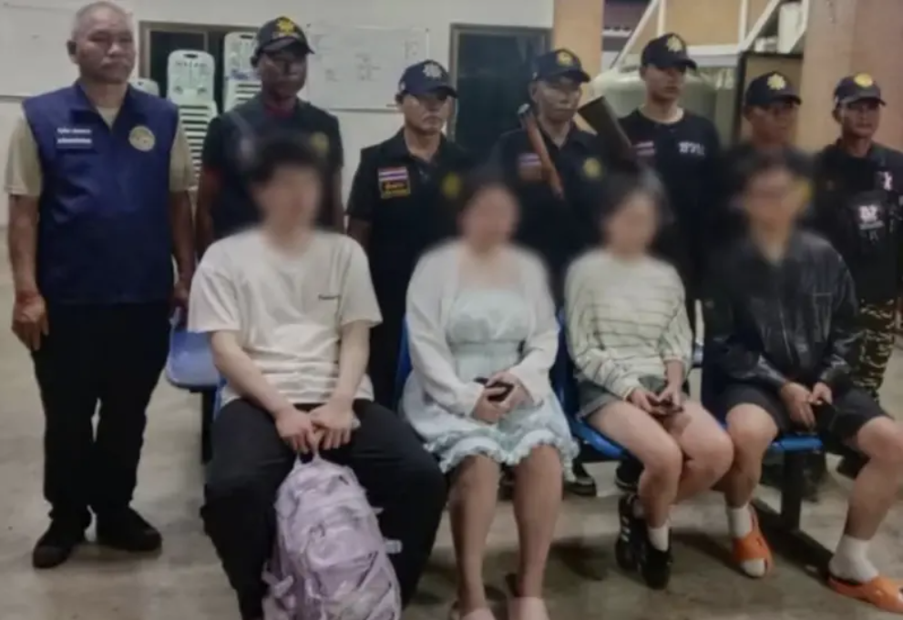 ▲成功跳车逃脱的四人(前排)