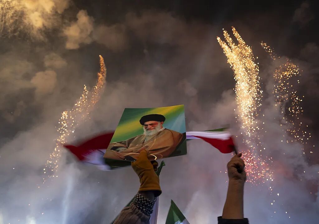 当地时间2026年2月4日,德黑兰民众在市中心的集会上挥舞国旗,高举哈梅内伊肖像。图/视觉中国