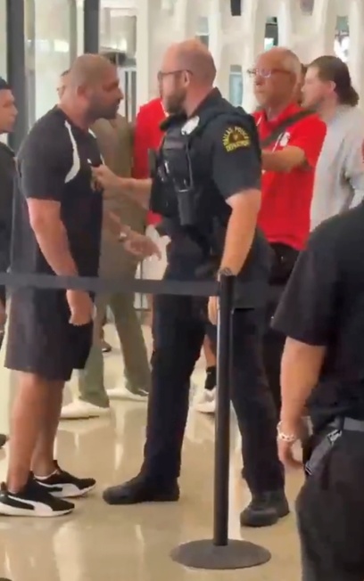 达拉斯别称警员（右）与埃及队东说念主员发生突破。 图源：外媒视频截图