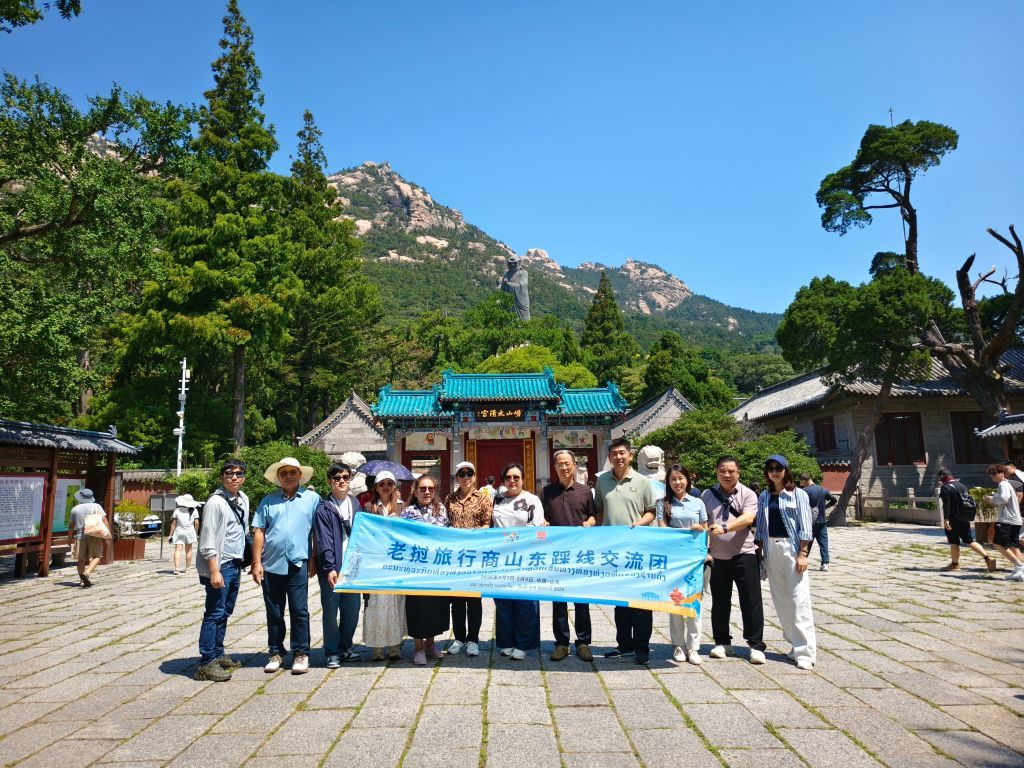 老挝游客参观游览崂山。新华社发